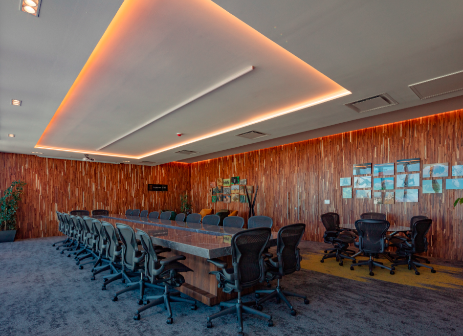Sala de juntas moderna en Torres Uma, equipada para reuniones