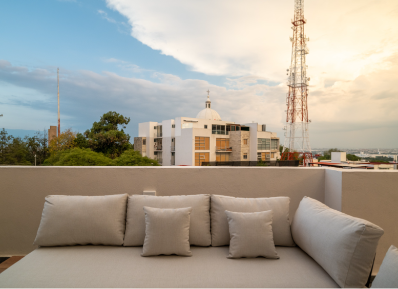 Sillones cómodos en la terraza del proyecto Zacatlán