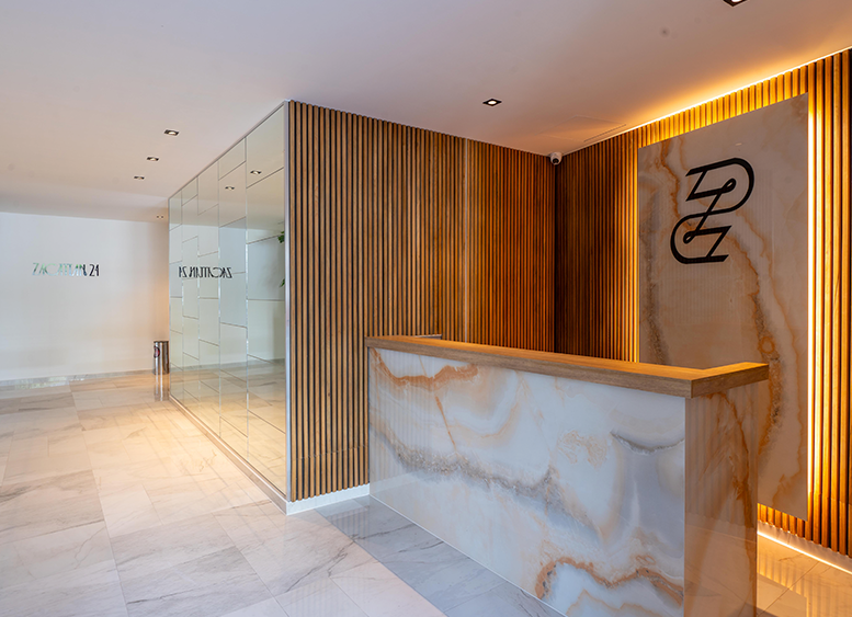 Recepción moderna en el edificio Zacatlán, con diseño acogedor y elegante